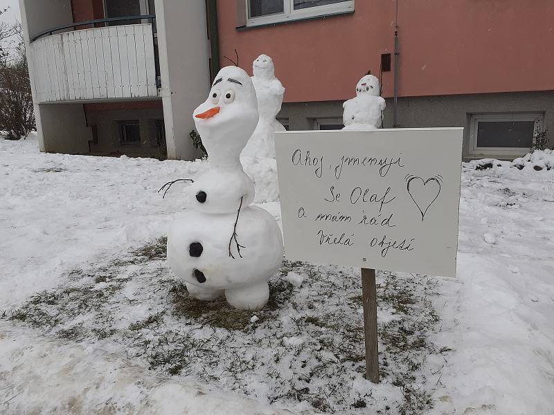 Sněhulák Olaf z pohádkového filmu Ledové království zdobí brněnské Kohoutovice. Stojí v ulici Pavlovská 2.