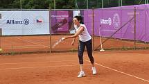 S vozíčkáři si tenis zahrála i Šárka Kašpárková a projektová manažerka festivalu Naďa Černá.