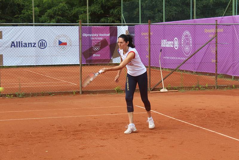 S vozíčkáři si tenis zahrála i Šárka Kašpárková a projektová manažerka festivalu Naďa Černá.