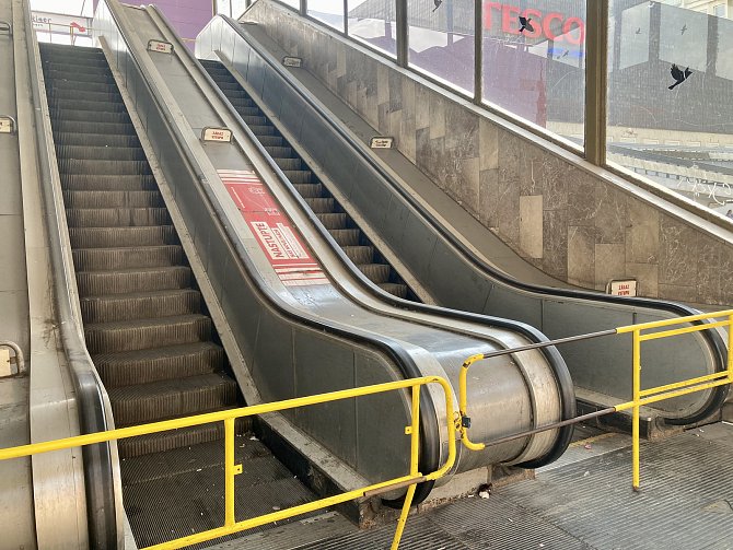 Eskalátory v blízkosti supermarketu Tesco u brněnského hlavního nádraží nefungují. Znovu se už nerozjedou.