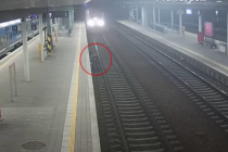 Drastický záběr z kolejiště v Kuřimi zveřejnila v pátek policie. S příjezdem vlaku tam totiž vůbec nepočítal mladý muž.
