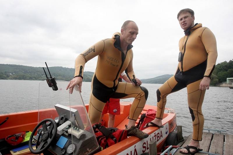  Vodní záchranná služba sídlí přímo na břehu Brněnské přehrady. Záchranářské týmy hlídají hladinu dvanáct hodin denně. Dohlíží, aby se neutopili relaxující turisté, ale také profesionální sportovci při různých sportovních akcích.