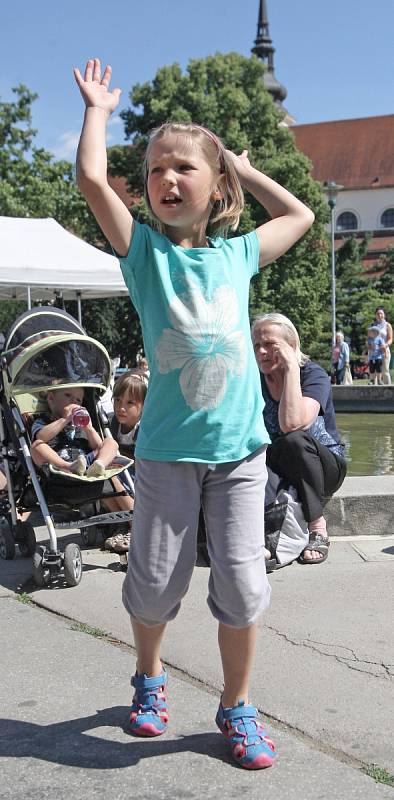 Tanec na prosluněném letním náměstí si užívaly děti, které i se svými rodiči v pátek odpoledne dorazily do centra Brna. Festival Léto v centru jim nabídl pohybové i výtvarné dílny.