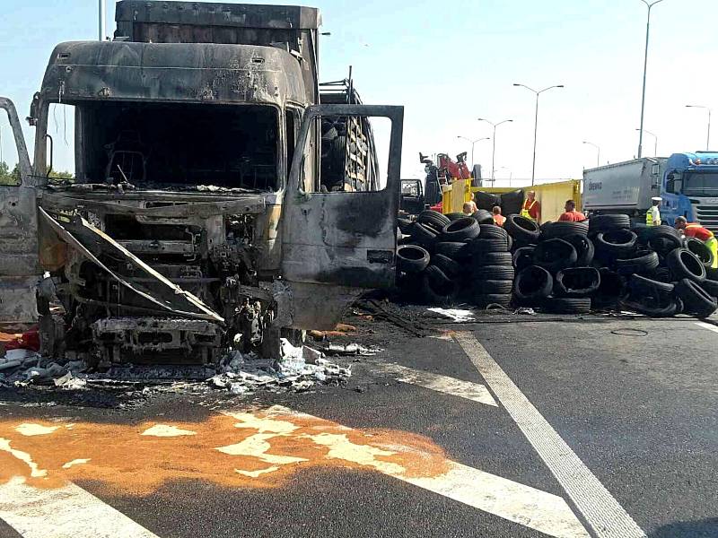 Na dálnici D1 na 196. kilometru ve směru na Prahu hořel kamion převážející pneumatiky, hasiči škodu odhadli na 2,2 milionu korun.