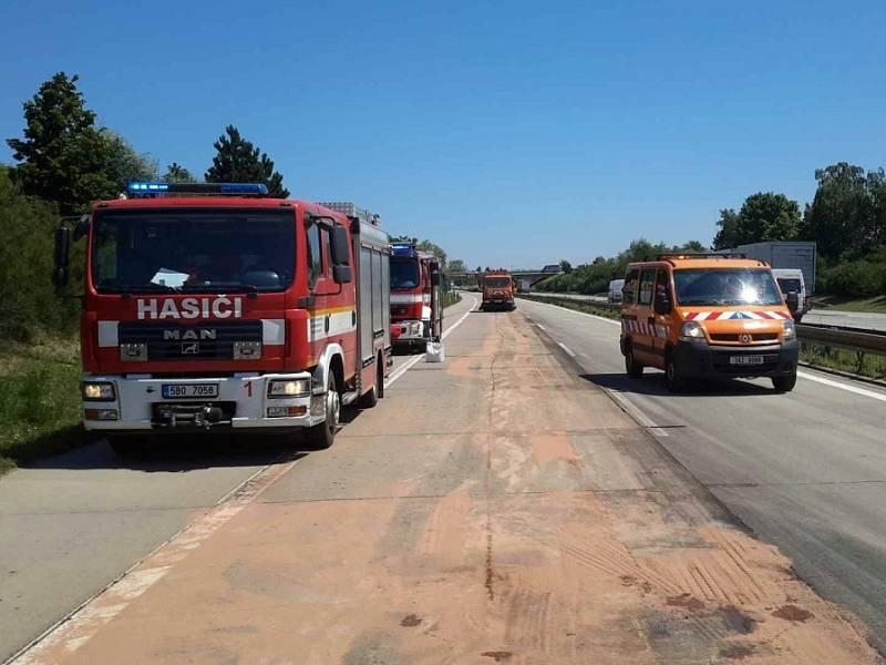 Mezi 198. a 199. kilometrem praskla nádrž kamionu a na silnici vyteklo zhruba 300 litrů nafty.