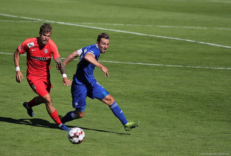 28. kolo F:NL: FC Slavoj Vyšehrad (modrá) - FC Zbrojovka Brno (červená)