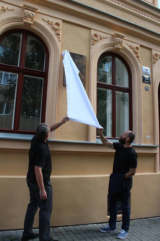 Desku odhalil starosta Brna-střed Vojtěch Mencl a autor desky Martin Skalický.