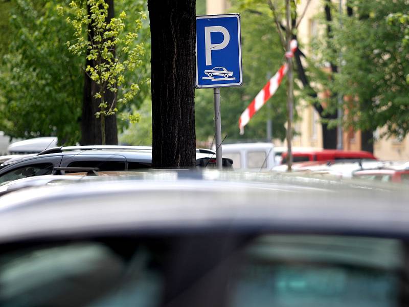 Brno 3.5. 2017 automobil parkování parkoviště dopravní značka značení