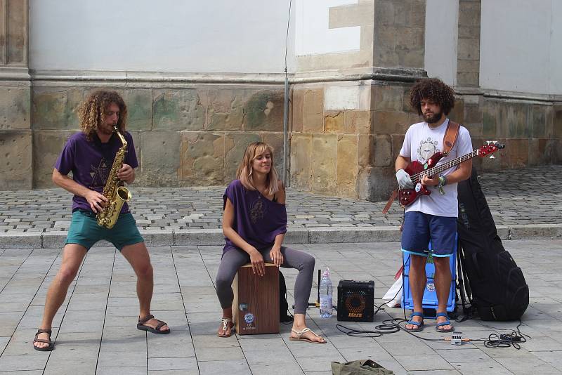 Umělci v Brně hráli na autech, balkónech, rikšách i na ulici. Součástí festivalu Maraton hudby byl i busking