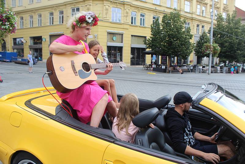 Umělci v Brně hráli na autech, balkónech, rikšách i na ulici. Součástí festivalu Maraton hudby byl i busking