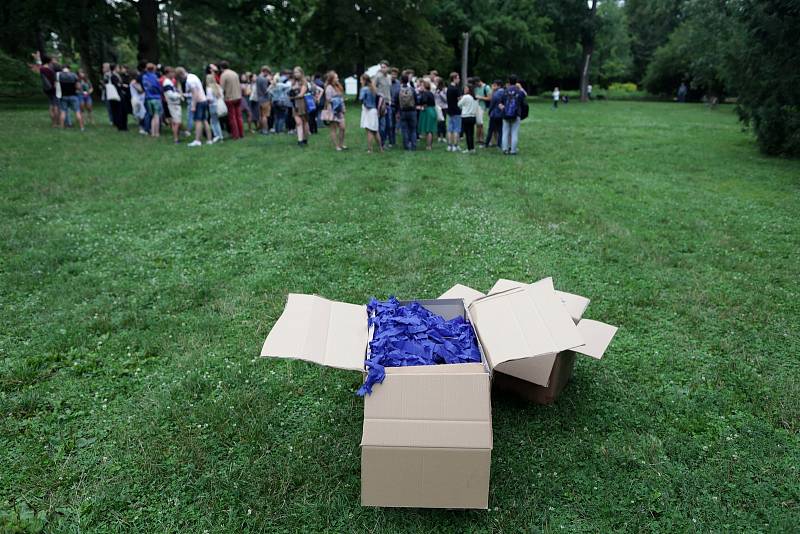 Přes dvě stě padesát lidí vytvořilo v v brněnských Lužánkách živou vlajku Evropské unie.