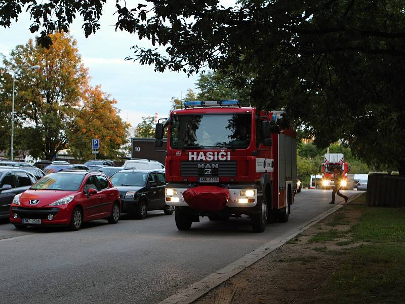 Hasiči často nemohou projet s hasičskými vozy brněnskými ulicemi kvůli neukázněnosti řidičů. Foto: Deník/Lenka Jebáčková