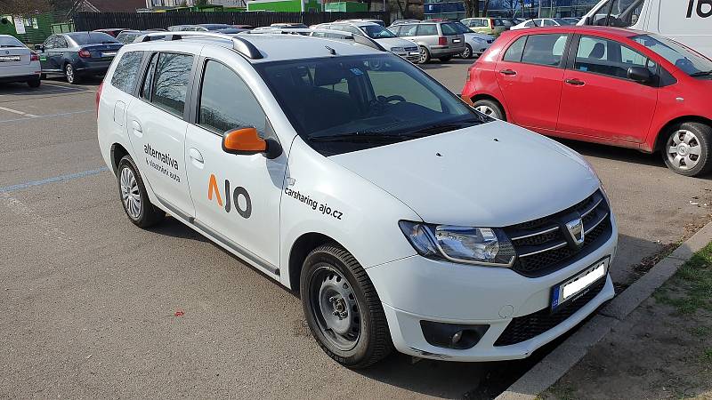 Sdílené auto Ajo carsharing, Hrnčířská ulice v Brně, 5. dubna 2021.