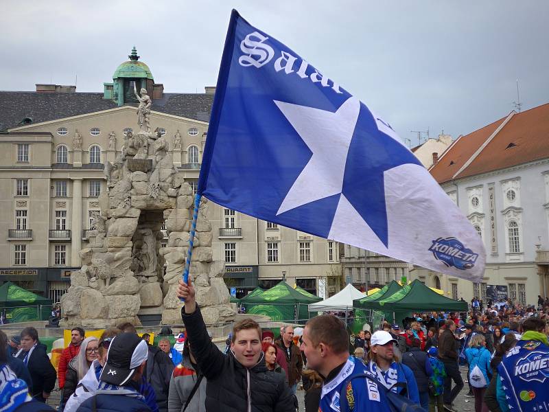 Modrobílé mistrovské oslavy v Brně na Zelném trhu. 