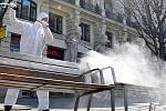 Dezinfekce veřejných prostor v centru Brna na náměstí Svobody.