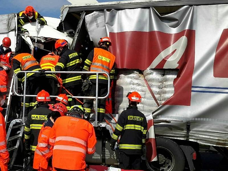 Hromadná nehoda se stala ve středu dopoledne na 189. kilometru dálnice D1 u Brna. Nejméně tři lidé zemřeli.