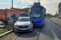Jedna z mnoha nehod. Provoz ve Svatopetrské ulici v Brně loni blokovala srážka auta s tramvají.