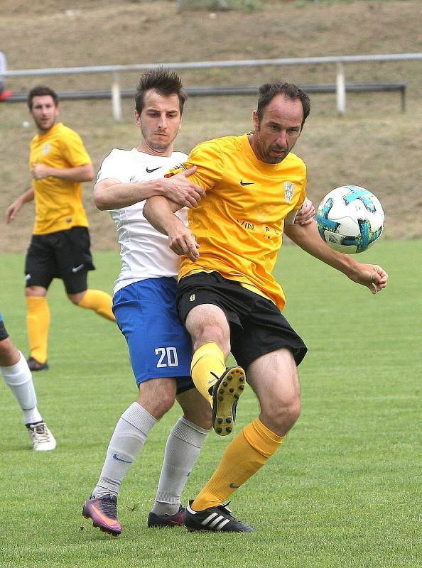 Fotbalisté Bosonoh (v bílém) v závěrečném duelu aktuálního ročníku krajského přeboru doma porazili Mutěnice 2:0 a v soutěži končí na devátém místě.