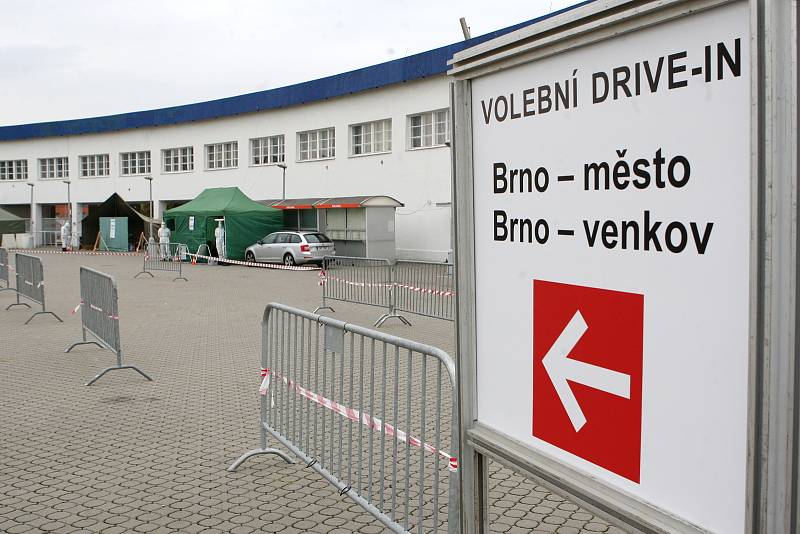 Volby z auta před brněnským výstavištěm.