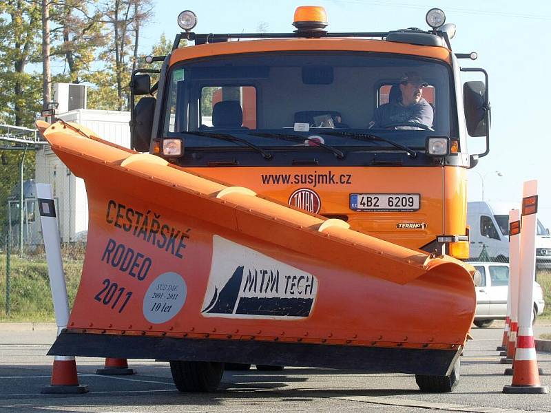 Cestářské rodeo aneb jízda zručnosti v náklaďáku s předsazenou sněhovou radlicí.