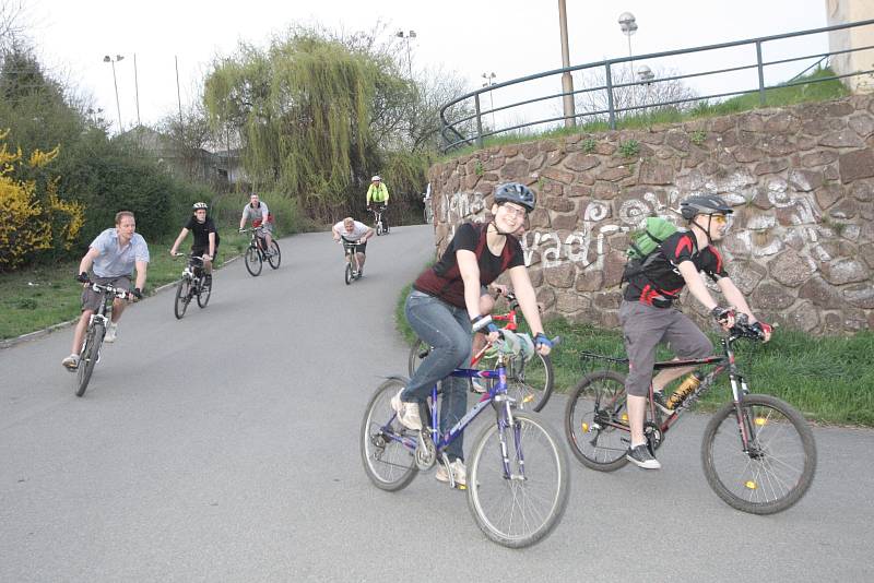 V šatech, obleku nebo teplácích vyrazilo ve čtvrtek v podvečer tisíc sto cyklistů z Moravského náměstí v Brně. Při Velké jarní cyklojízdě se vydali až na bývalý fotbalový stadion Za Lužánkami.