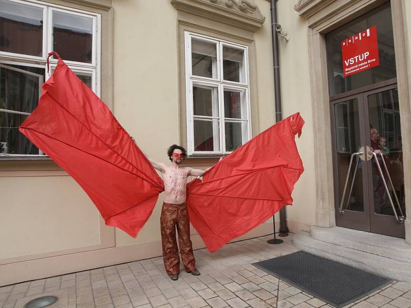 Na křídlech ohnivého ptáka Fénixe přiletěla na brněnskou radnici výzva na podporu hudebního klubu Fléda. 