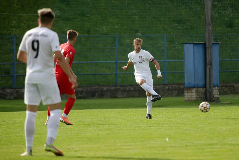 Fotbalisté Bohunic (v červeném) zažili v divizi úspěšnou premiéru, výhru nad Lanžhotem vydřeli gólem v závěru.