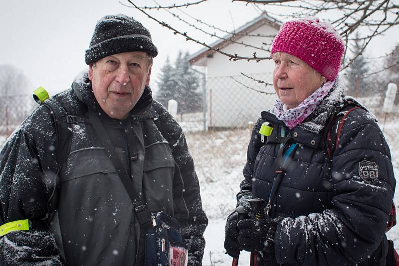 Na výlet, který organizátoři pojmenovali Pochod medláneckých ježibab, vyrazilo sto šestnáct lidí.