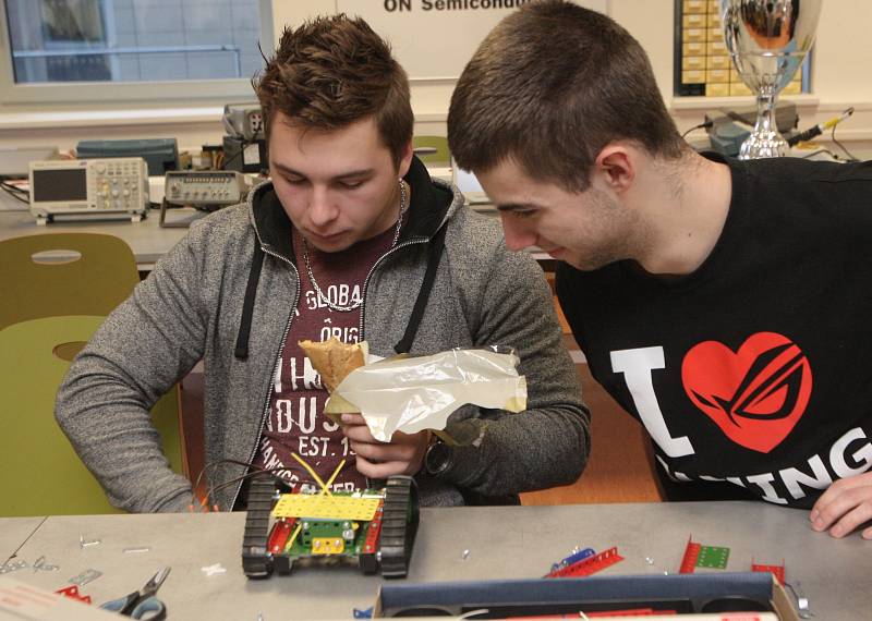 Roboty ze stavebnice Merkur stavěli středoškoláci na Vysokém učení technickém v Brně.