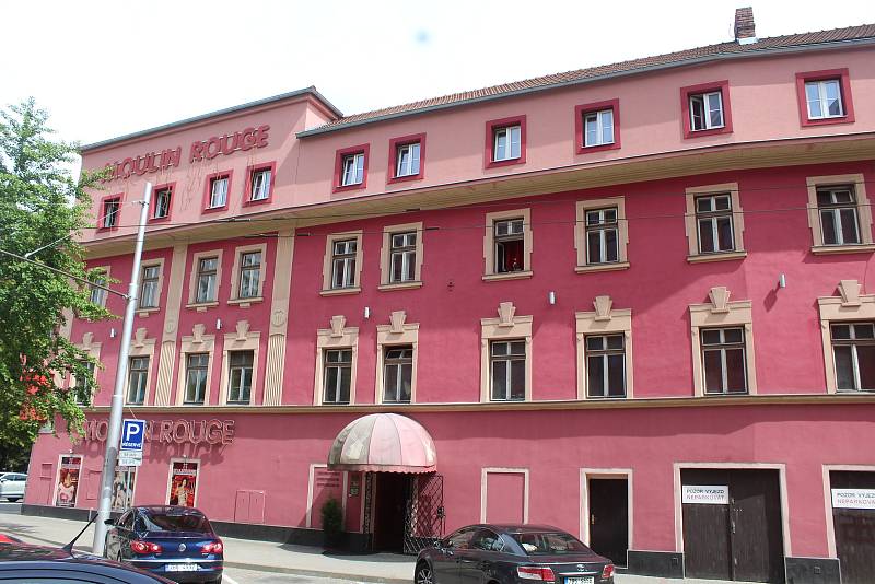 Místo známého erotického podniku Moulin Rouge má být na rohu Slovákovy a Kounicovy ulice v Brně nový polyfunkční dům.