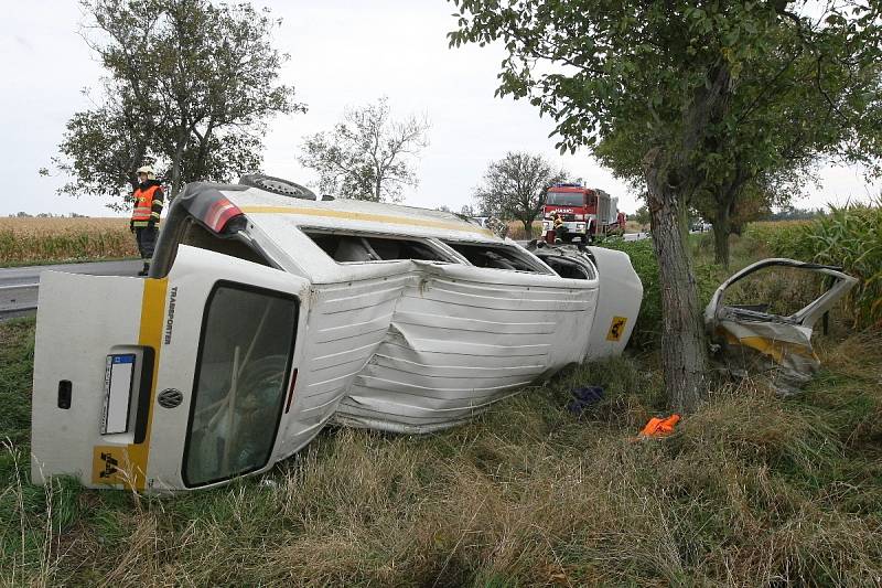 Osobní automobil a dodávka havarovaly v sobotu krátce po desáté hodině dopoledne na silnici mezi Pohořelicemi a Branišovicemi. 