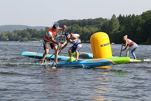 Při paddleboardingu projíždí závodníci trasu vytyčenou bójkami.