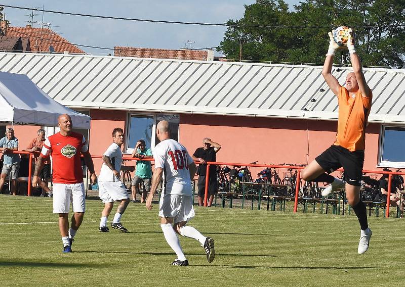 Hlavním tahákem oslav stého výročí založení pohořelického klubu byl zápas mezi bývalými hráči Pohořelic a staré gardy Zbrojovky Brno. Zahrály si i celebrity.