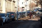 Pokut za špatné parkování v okolí porodnice u Obilního trhu v centru Brna přibývá. Město chce v Údolní ulici zavést krátkodobé placené parkování.