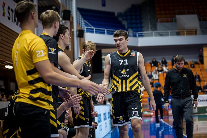 Brněnské basketbalisty před boji v play-off posílil pivot Martin Svoboda (s číslem 71).