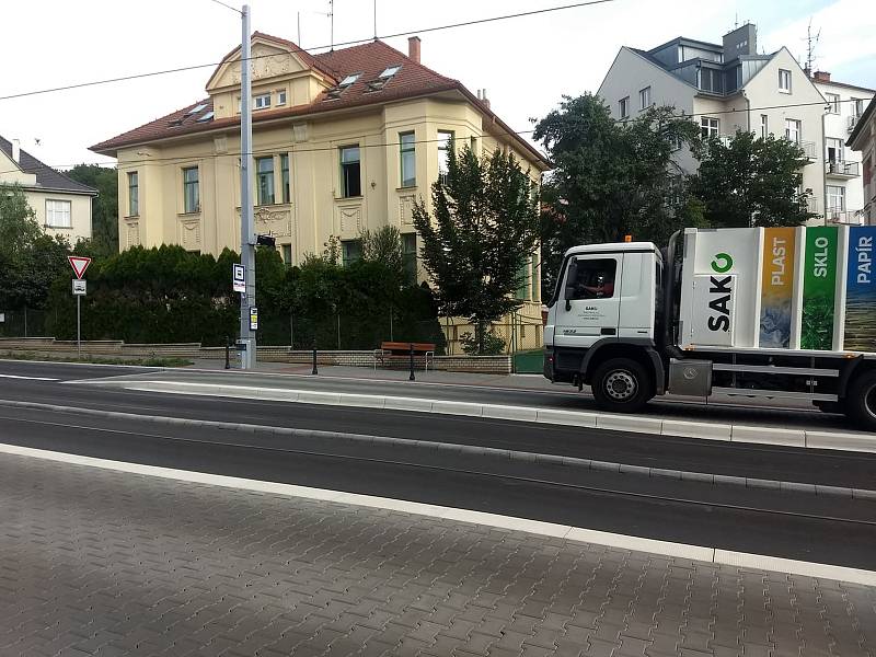 Cestou na tramvaj obchází sloupky lemující chodník. To vadí některým Brňanům, kteří využívají zastávku Všetičkova v Údolní ulici. Lidé věří, že poté, co auta začala v místě jezdit ve stejném pruhu jako tramvaje, již sloupky na kraji chodníku nejsou potřeb