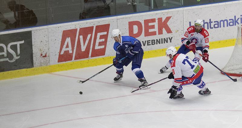 Brněnští hokejisté (v modrém) hráli s Třebíčí 3:3, když se kvůli mlze z pyrotechniky přípravný zápas předčasně ukončil.
