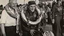 Už při čtvrtém ročníku v Brně v roce 1954 zazářil tehdy šestadvacetiletý František Šťastný, jenž ovládl závod dvě stě padesátek a i jižní Morava tak poprvé spatřila největší českou hvězdu motocyklové historie.