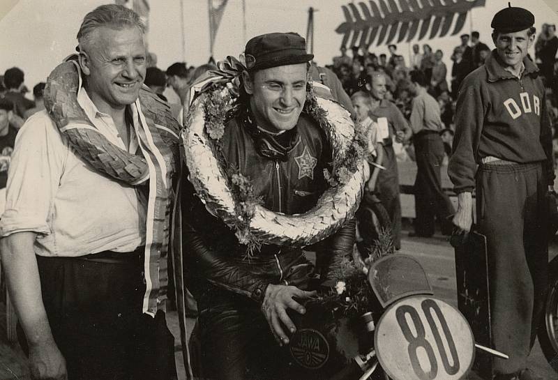 Už při čtvrtém ročníku v Brně v roce 1954 zazářil tehdy šestadvacetiletý František Šťastný, jenž ovládl závod dvě stě padesátek a i jižní Morava tak poprvé spatřila největší českou hvězdu motocyklové historie.