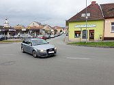 Vytížená křižovatka ulic Oslavanská a Tomáše Procházky v Ivančicích na Brněnsku.