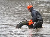 Neznámý pachatel vysypal stovky pneumatik na dno brněnské nádrže. Zaměstnanci Povodí Moravy začali s úklidem.