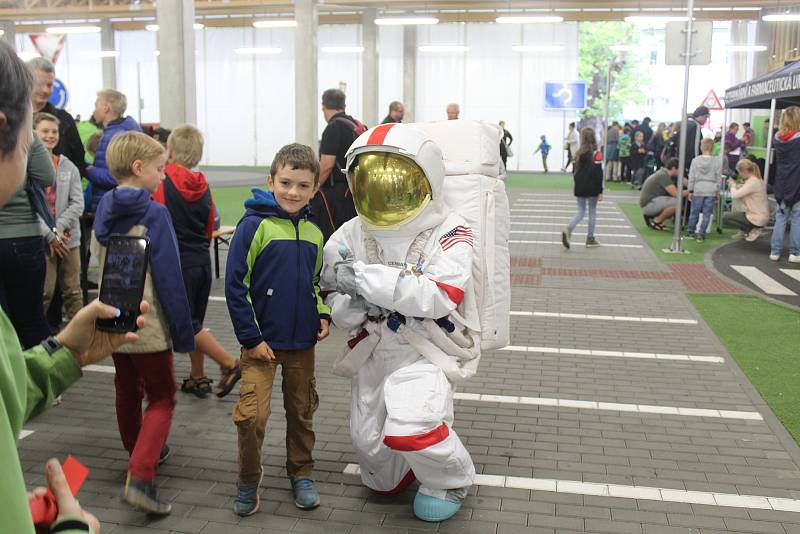 Jaké to je se převrátit v autě, nebo jak se vlastně dojí kráva si vyzkoušeli lidé, kteří v pátek nebo v sobotu navštívili dopravní hřiště brněnské Riviéry. Konal se tam Festival vědy s Jihomoravským krajem.