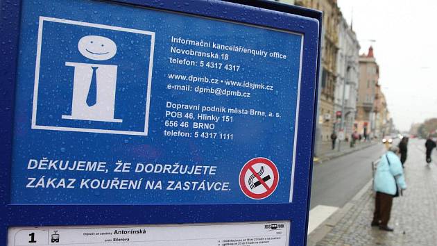 Cedule na zastávkách zakazují kouření. Zbytečně - Brněnský deník