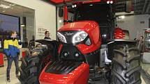 K sedmdesátému výročí představil ve čtvrtek večer brněnský Zetor na prototypu traktoru nový design. Autorem moderní podoby stroje je italská designerská značka Pininfarina.