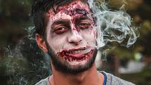 Zombie Walk Brno. Centrem města se převalila zhruba stovka nemrtvých. Převlékání a děsivý makeup některým účastníkům pochodu zabral téměř celý den.