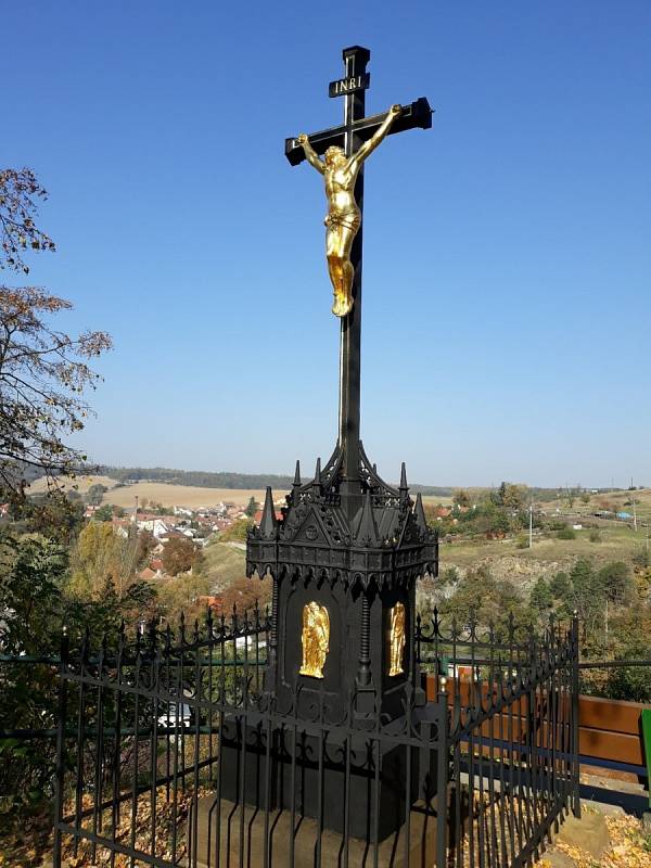 Litinový kříž z 19. století v obci Jevišovice. Obnoveny byly jednotlivé části kříže a dekorativní prvky.