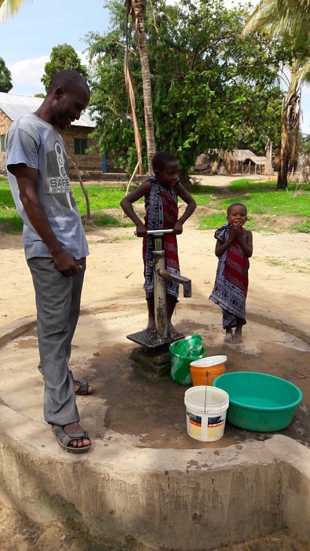 Zlepšit situaci situaci s čistotou vody v africké Tanzanii se snaží doktorand z brněnské techniky Vojtěch Kundrát. pomáhal i stavět školu.