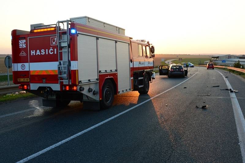 Při tragické nehodě u Pohořelic zemřel jeden člověk, dalších pět se zranilo.