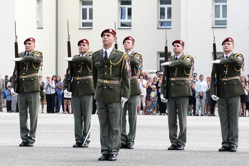 Vyřazení absolventů vojenské akademie v Brně.