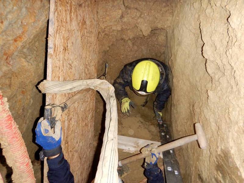 Zavaleného muže ve středu dopoledne vyprostili tišnovští hasiči. Vrtulník ho se středně těžkým zraněním přepravil do bohunické nemocnice.